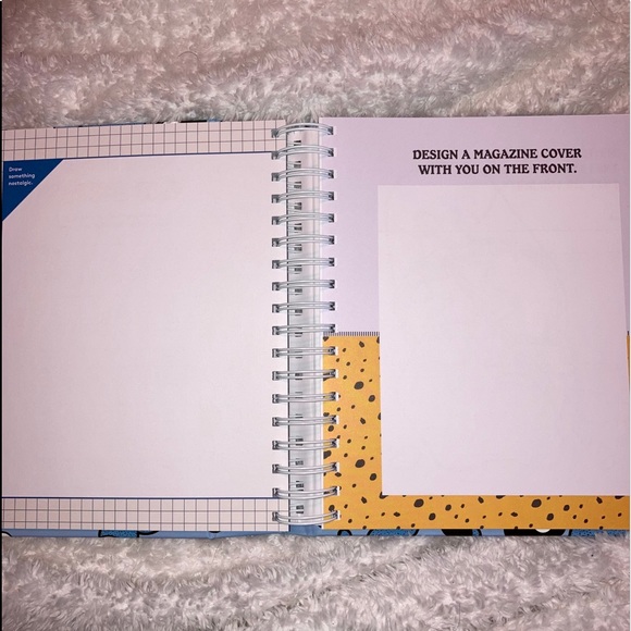 Emma Chamberlain - The Ideal Planner - Picture 2 of 3